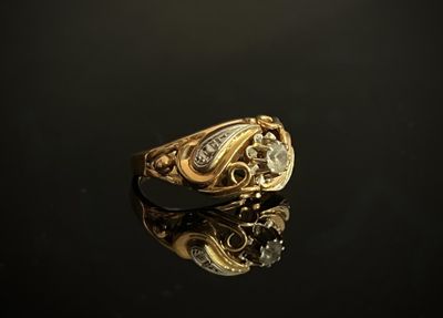 une image représentant une bague en or sertie de diamants sur un fond noir