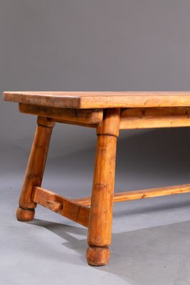 une image représentant un banc en bois sur fond gris