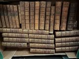 de nombreux vieux livres empilés les uns sur les autres dans une boîte