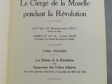 un livre ouvert avec un titre en noir et blanc