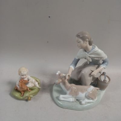 une figurine représentant une femme et un chien, posée sur une assiette