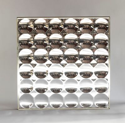 une image d'un objet métallique recouvert de nombreuses bulles