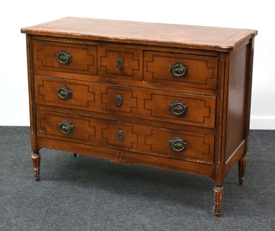 une vieille commode en bois posée sur un sol recouvert de moquette