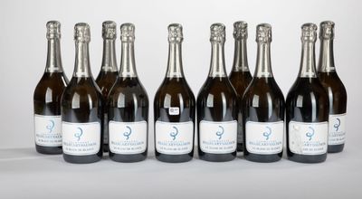 six bouteilles de vin alignées sur une table