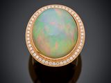 une bague en oplite et diamants