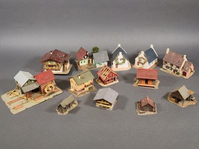 tout un tas de maisons miniatures posées sur une table