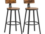 une paire de tabourets avec une assise en bois et des pieds en métal