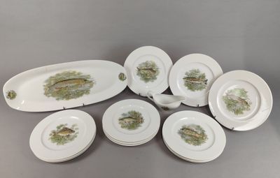 un ensemble d'assiettes posées sur une table