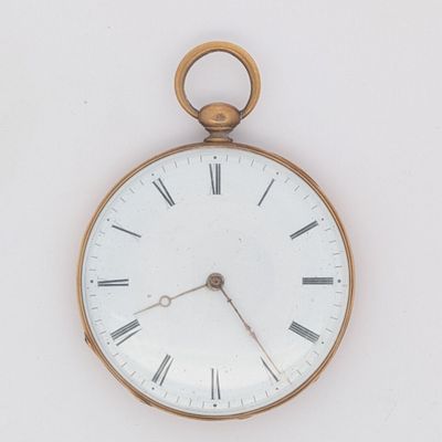 une montre de poche en or avec des chiffres romains sur le cadran