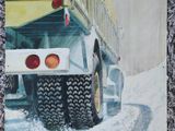 une photo d'une photo d'un camion dans la neige