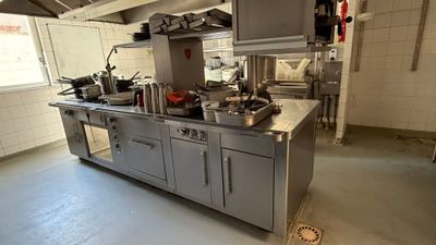 Important fourneau Charvet comprenant 2 feux, plaque, 1 mijo…