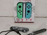 emballage d'une Nintendo Switch Lite dans un paquet, à côté d'une paire de ciseaux