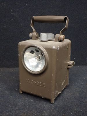 une petite lampe posée sur une table