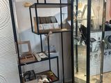 une vitrine en verre surmontée d'une horloge