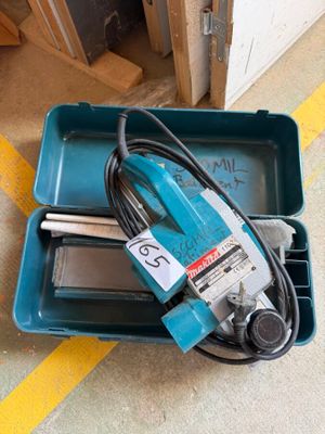une boîte bleue contenant un cordon et un outil