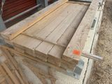 de nombreuses pièces de bois empilées les unes sur les autres