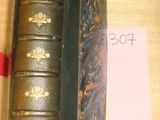 un livre posé sur une boîte