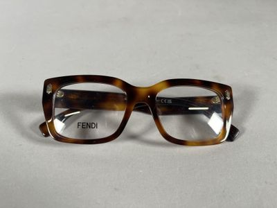 gros plan d'une paire de lunettes sur une surface blanche
