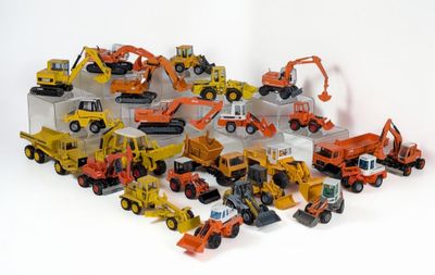 de nombreux engins de chantier qui se trouvent sur une surface blanche