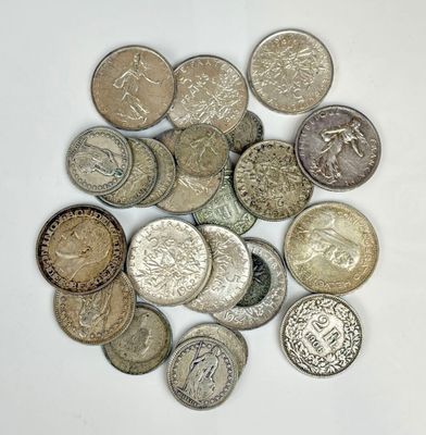 une pile de vieilles pièces de monnaie sur une surface blanche
