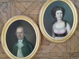deux portraits d'un homme et d'une femme accrochés au mur
