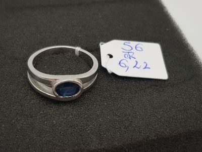 Gros plan sur une bague avec une étiquette de prix.