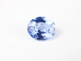 un saphir bleu sur fond blanc