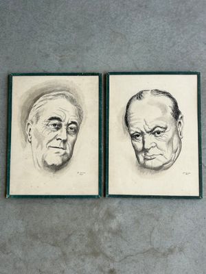 trois portraits encadrés représentant un homme et une femme, accrochés au mur