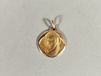gros plan d'une pièce d'or portant un visage de femme