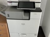 une imprimante posée sur un bureau