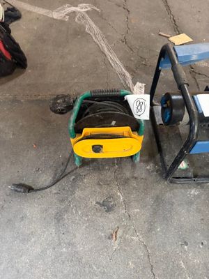 une machine bleue et jaune et une machine jaune et noire au sol