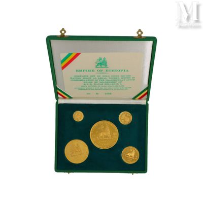 une image représentant une boîte contenant des pièces d'or, sur fond blanc