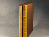 un livre brun posé sur une table