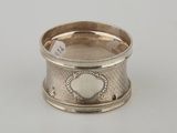 un gros plan d'une bague en argent ornée d'un cœur