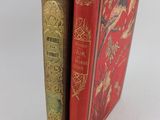 deux livres posés côte à côte sur une table