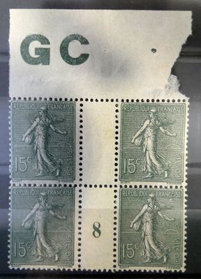 un gros plan d'un morceau de papier avec des timbres dessus