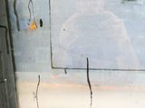 le reflet d'une personne dans un miroir accroché au mur