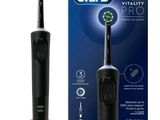 une photo d'une brosse à dents électrique en noir et blanc à côté d'un tube de dentifrice