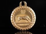 gros plan d'une médaille d'or sur une surface noire