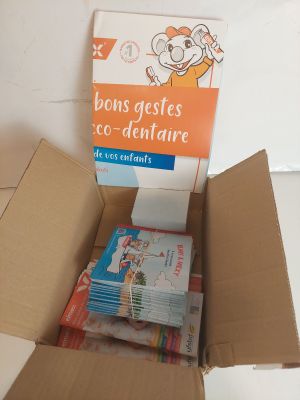 une boîte en carton avec un tas de livres à l'intérieur
