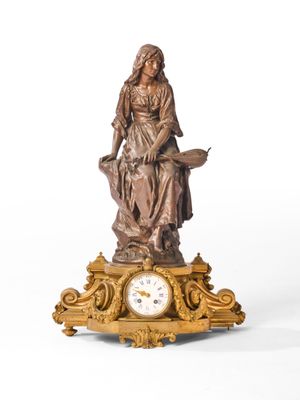 une statue de femme assise au sommet d'une horloge