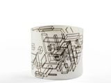 une tasse blanche ornée d'un motif en noir et blanc