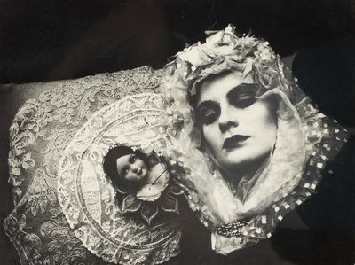 une photo en noir et blanc d'une femme portant un voile et tenant un parapluie