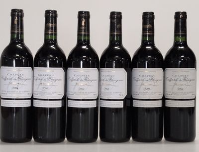 six bouteilles de vin sont alignées sur une table