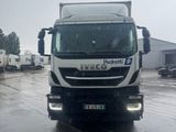 un camion qui roule sur la route sous la pluie