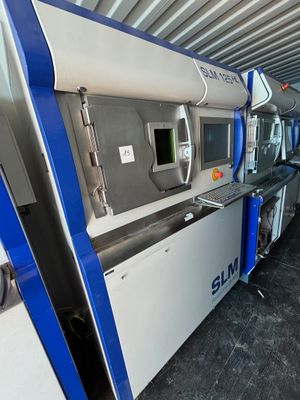 une machine placée au milieu d'une pièce