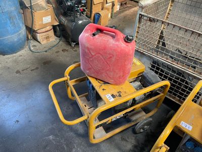 un bidon rouge posé sur un chariot jaune dans un entrepôt