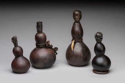 trois petits vases et une figurine représentant un homme et une femme