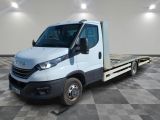 un camion blanc à plateau dans une pièce