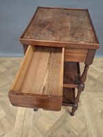 Deux petites tables en noyer à trois plateaux superposés. (photo 6)